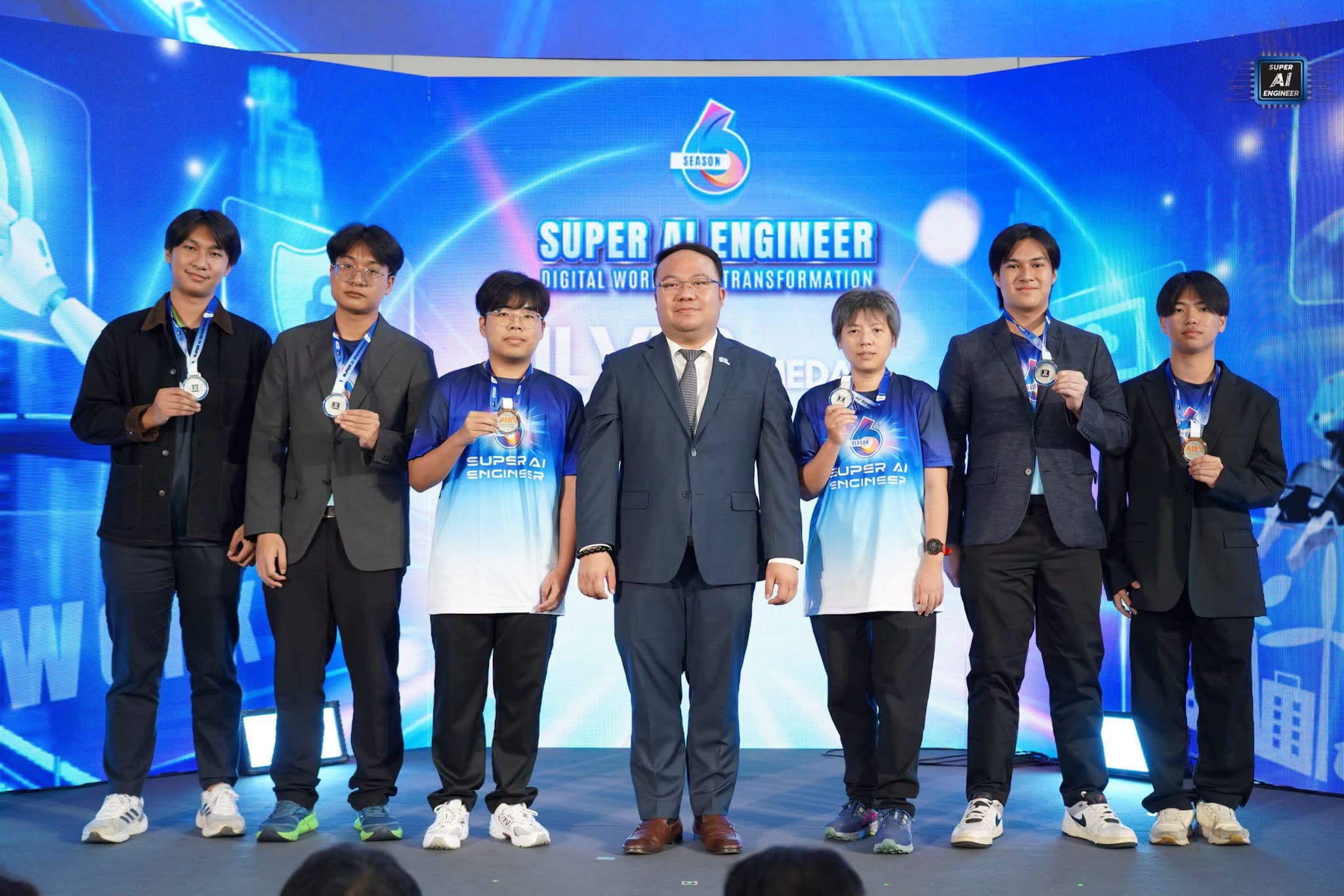 Kraiyos Wanna receiving the Super AI Engineer Silver Medal on stage
